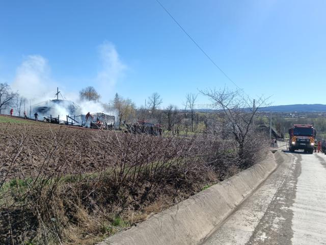 Un puternic incendiu a distrus o casă și anexa din apropiere