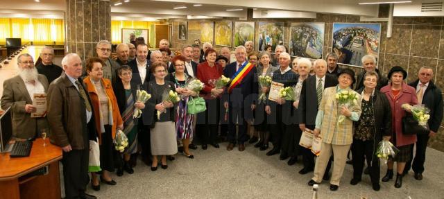 27 de cupluri care au împlinit 50 de ani de căsătorie, sărbătorite la sediul Primăriei Suceava