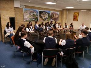 Elevii de la Colegiul Economic “Dimitrie Cantemir”, în discuții cu Lucian Harșovschi la sediul Primăriei Suceava