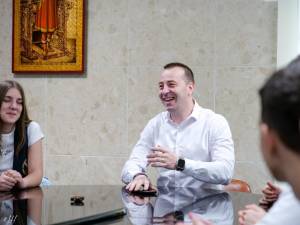 Elevii de la Colegiul Economic “Dimitrie Cantemir”, în discuții cu Lucian Harșovschi la sediul Primăriei Suceava