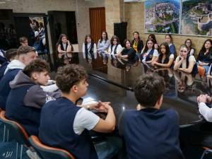 Elevii de la Colegiul Economic “Dimitrie Cantemir”, în discuții cu Lucian Harșovschi la sediul Primăriei Suceava