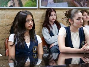 Elevii de la Colegiul Economic “Dimitrie Cantemir”, în discuții cu Lucian Harșovschi la sediul Primăriei Suceava