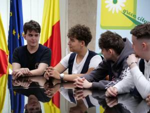 Elevii de la Colegiul Economic “Dimitrie Cantemir”, în discuții cu Lucian Harșovschi la sediul Primăriei Suceava