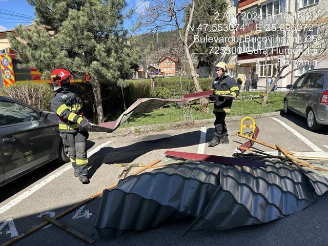 Tablă desprinsă de vânt la Gura Humorului