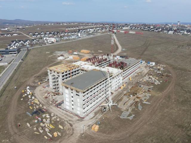 Spațiul de la Moara în care se va dezvolta noul Campus II al USV, cu clădirea căminului în plină construcție