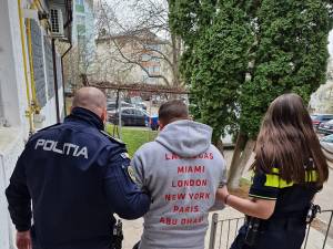 Un bărbat care a trântit de pământ o oaie a fost reținut de polițiști