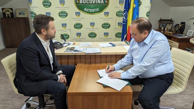 Președintele CJ Suceava Gheorghe Flutur a semnat contractul pentru achiziția de microbuze electrice școlare în 26 de comune