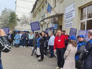 Salariații de la Direcția Sanitar Veterinară Suceava au început proteste în fața instituției
