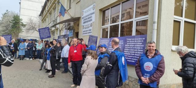 Salariații de la Direcția Sanitar Veterinară Suceava au început proteste în fața instituției