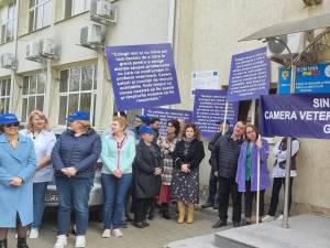 Salariații de la Direcția Sanitar Veterinară Suceava au început proteste în fața instituției