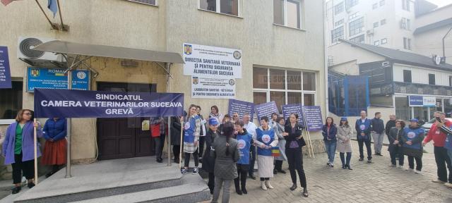 Salariații de la Direcția Sanitar Veterinară Suceava au început proteste în fața instituției