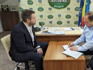 Președintele CJ Suceava, Gheorghe Flutur, a semnat contractul pentru achiziția de microbuze electrice școlare în 26 de comune