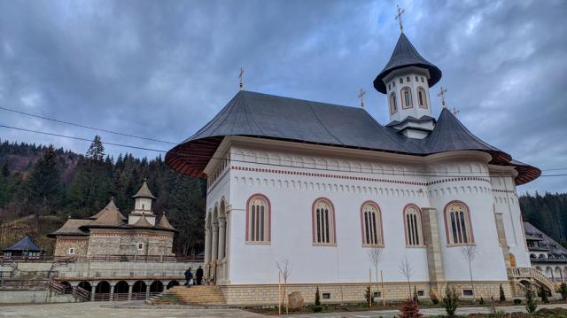 Sihăstria Putnei: o poiană și o cărare. Ieri și azi