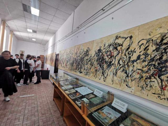 Expoziția „Obiectul”, realizată de Iulian Copăcel și curatoriată de Alexandru Ovidiu Vintilă, poate fi vizitată la Biblioteca Bucovinei