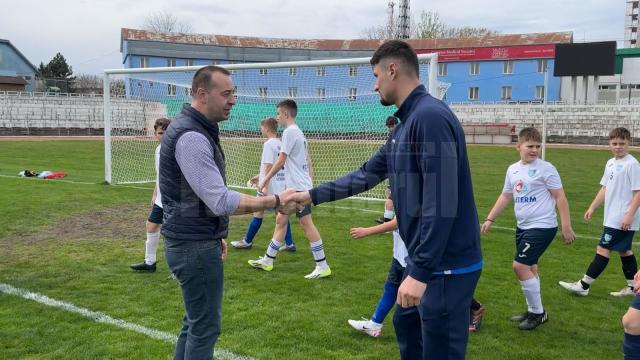 Lucian Harșovschi cu tinerii fotbaliști și antrenorii lor