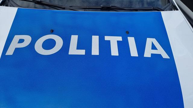 Un șofer fără permis a încercat să fugă cu maşina şi apoi pe jos de poliţişti