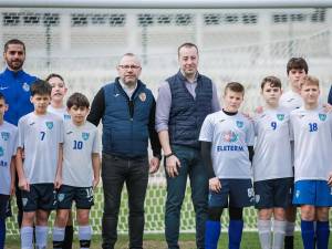 Lucian Harșovschi cu tinerii fotbaliști