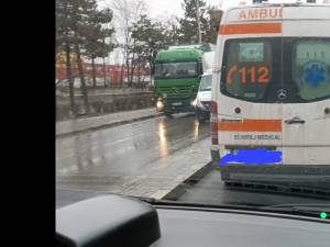 Imagini din ambulanta blocata in trafic in zona comerciala din Burdujeni