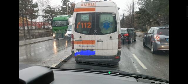 Imagini din ambulanta blocata in trafic in zona comerciala din Burdujeni