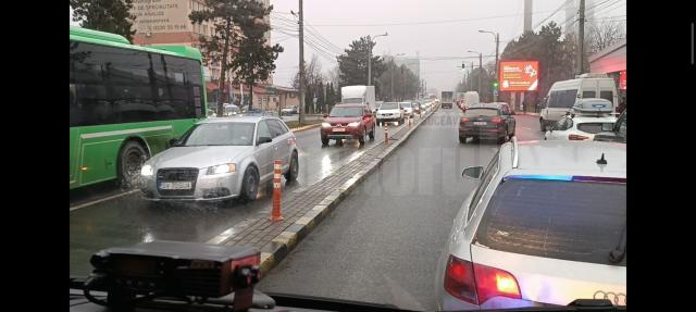 Imagini din ambulanta blocata in trafic in zona comerciala din Burdujeni