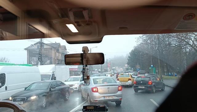 Imagini din ambulanţa blocată în trafic în zona comercială din Burdujeni