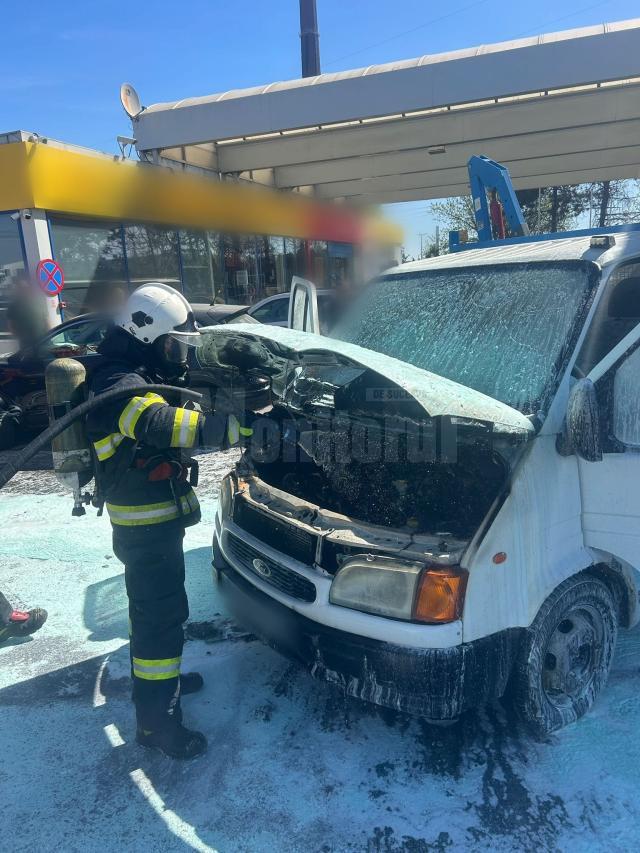 O autoutilitară a luat foc la doi pași de o stație Petrom