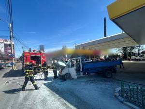 O autoutilitară a luat foc la doi pași de o stație Petrom