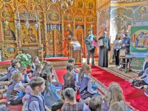 Proiectul Catehetic Eparhial „Tinerii Bucovinei, păstrători ai tezaurului strămoșec și mănăstiresc” la Mănăstirea Probota, cu prilejul Zilei Internaționale a Rromilor