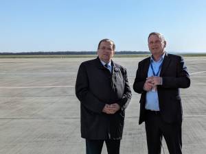 Președintele CJ Suceava, Gheorghe Flutur, și directorul Aeroportului ”Ștefan cel Mare”, Ioan Măriuța