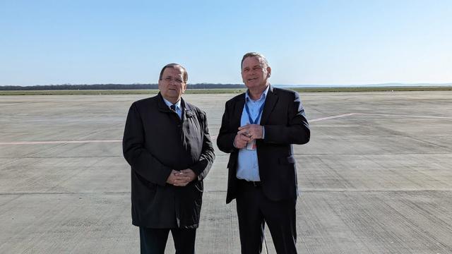 Președintele CJ Suceava, Gheorghe Flutur, și directorul Aeroportului Ștefan cel Mare, Ioan Măriuța