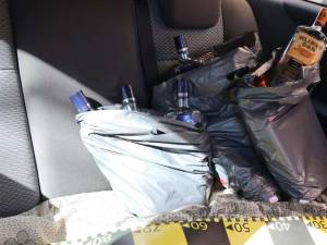 Vodcă și țigări de contrabandă, descoperite într-o mașină oprită în trafic