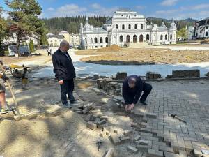 Președintele CJ Suceava, Gheorghe Flutur, a dat o mână de ajutor la lucrările de modernizare din centrul municipiului Vatra Dornei