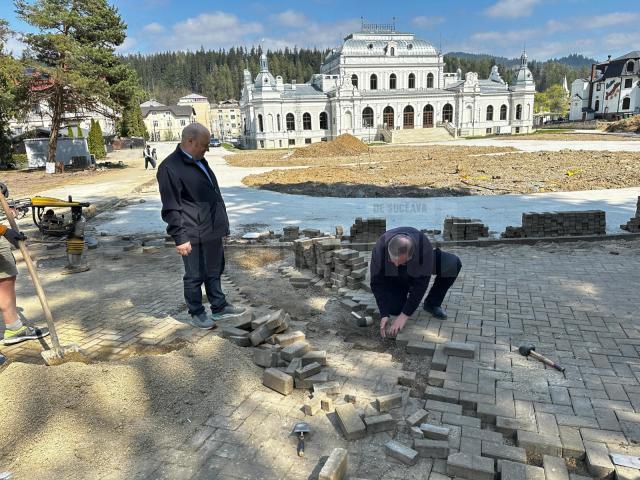 Președintele CJ Suceava, Gheorghe Flutur, a dat o mână de ajutor la lucrările de modernizare din centrul municipiului Vatra Dornei
