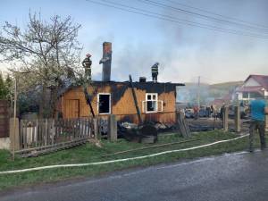 Intervenție a pompierilor cu șapte autospeciale cu apă la un puternic incendiu