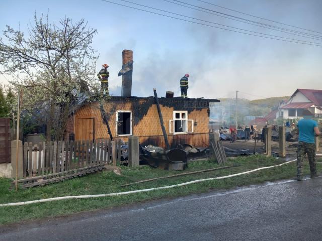 Intervenție a pompierilor cu șapte autospeciale cu apă la un puternic incendiu