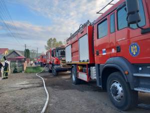 Intervenție a pompierilor cu șapte autospeciale cu apă la un puternic incendiu