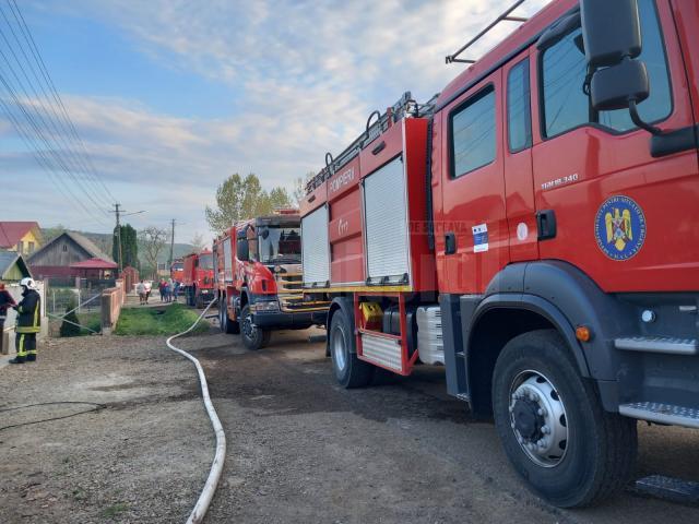 Intervenție a pompierilor cu șapte autospeciale cu apă la un puternic incendiu