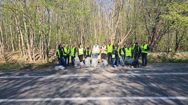 O amplă acțiune de igienizare a avut loc miercuri, pe drumul național 29A, care leagă Suceava de Dorohoi
