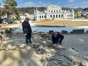 Președintele CJ Suceava, Gheorghe Flutur, a dat o mână de ajutor la lucrările de modernizare din centrul municipiului Vatra Dornei