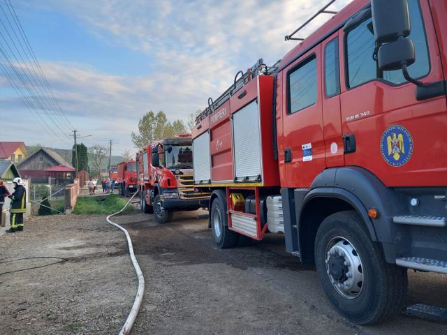 Intervenție a pompierilor cu șapte autospeciale cu apă la un puternic incendiu