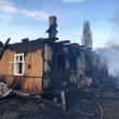 Construcții din trei gospodării, distruse de incendiu. Au ars și două mașini și două tractoare