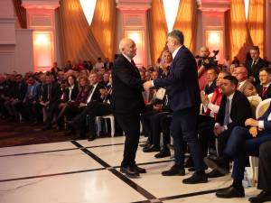 Lansarea oficială a candidaturii lui Vasile Rîmbu pentru funcția de primar al Sucevei a avut loc în prezența președintelui PSD, premierul Marcel Ciolacu. Foto artistul.studio