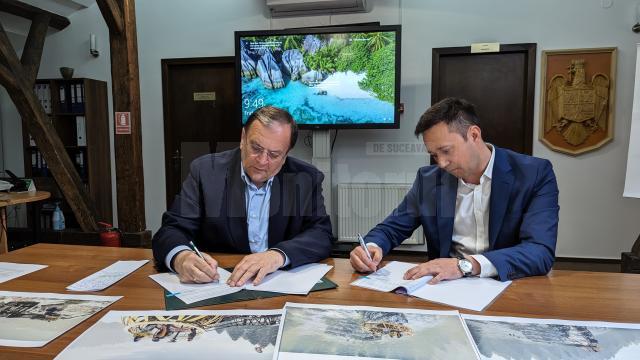 Președintele CJ Suceava a semnat contractul pentru construcția punctului de belvedere de pe Piatra Șoimului din masivul Rarău