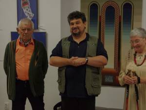 Artiștii Cela și Costin Neamțu, impreună cu Emil Ursu, directorul Muzeului Național al Bucovinei