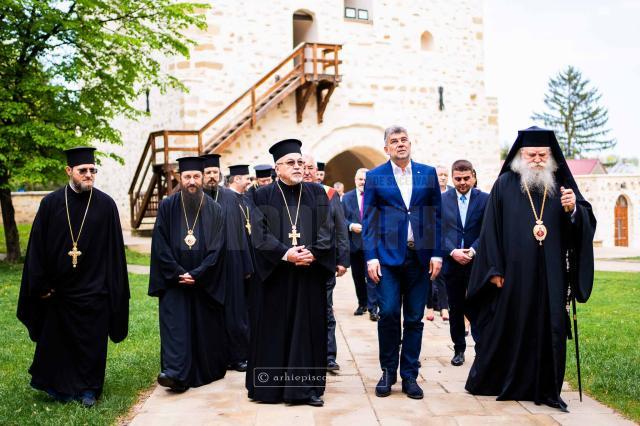 Premierul Marcel Ciolacu a vizitat vineri Mănăstirea „Sfântul Ioan cel Nou” din Suceava. Foto FB Arhiepiscopia Sucevei și Rădăuților