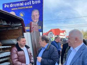 Gheorghe Flutur și primarul Vasile Iliuț au discutat cu cetățenii din acest oraș despre proiectele de dezvoltare din Vicovu de Sus