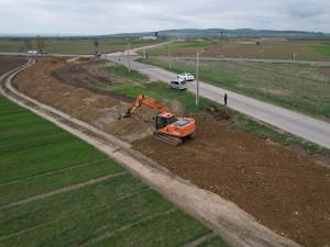 La intersecția dintre DN 17A Rădăuți - Marginea și drumul comunal Horodnic de Sus va fi amenajat un sens giratoriu