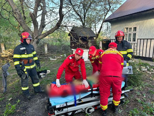 Bărbat salvat de pompieri după ce s-a aruncat într-o fântână adâncă de 10 metri