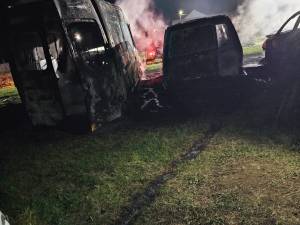 Trei mașini au ars din cauza un foc făcut într-o livadă