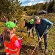 Participanții acțiunii de plantare de la Putna au avut ocazia să planteze ei înșiși puieți de molid în ghivecele pregătite și inscripționate cu numele fiecăruia